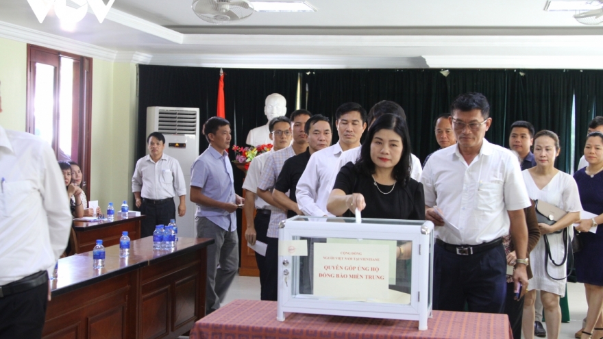 Vietnamese people in Laos support flood-hit people in Vietnam